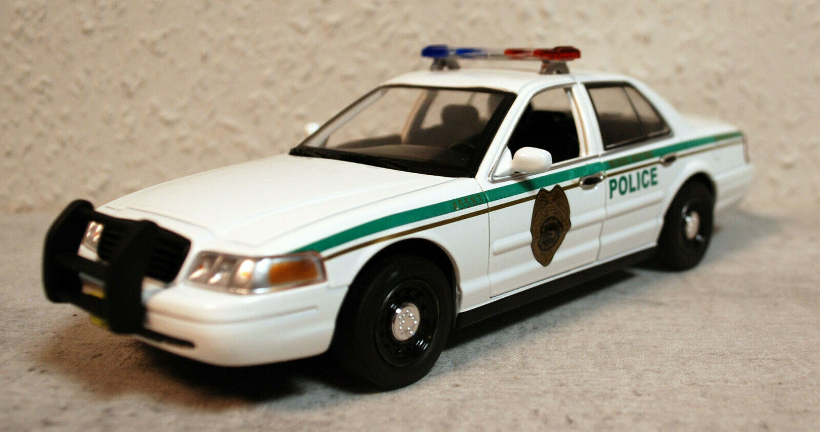 Greenlight 84133 2001 Ford Crown Victoria Dexter Miami Metro Police 1:24
