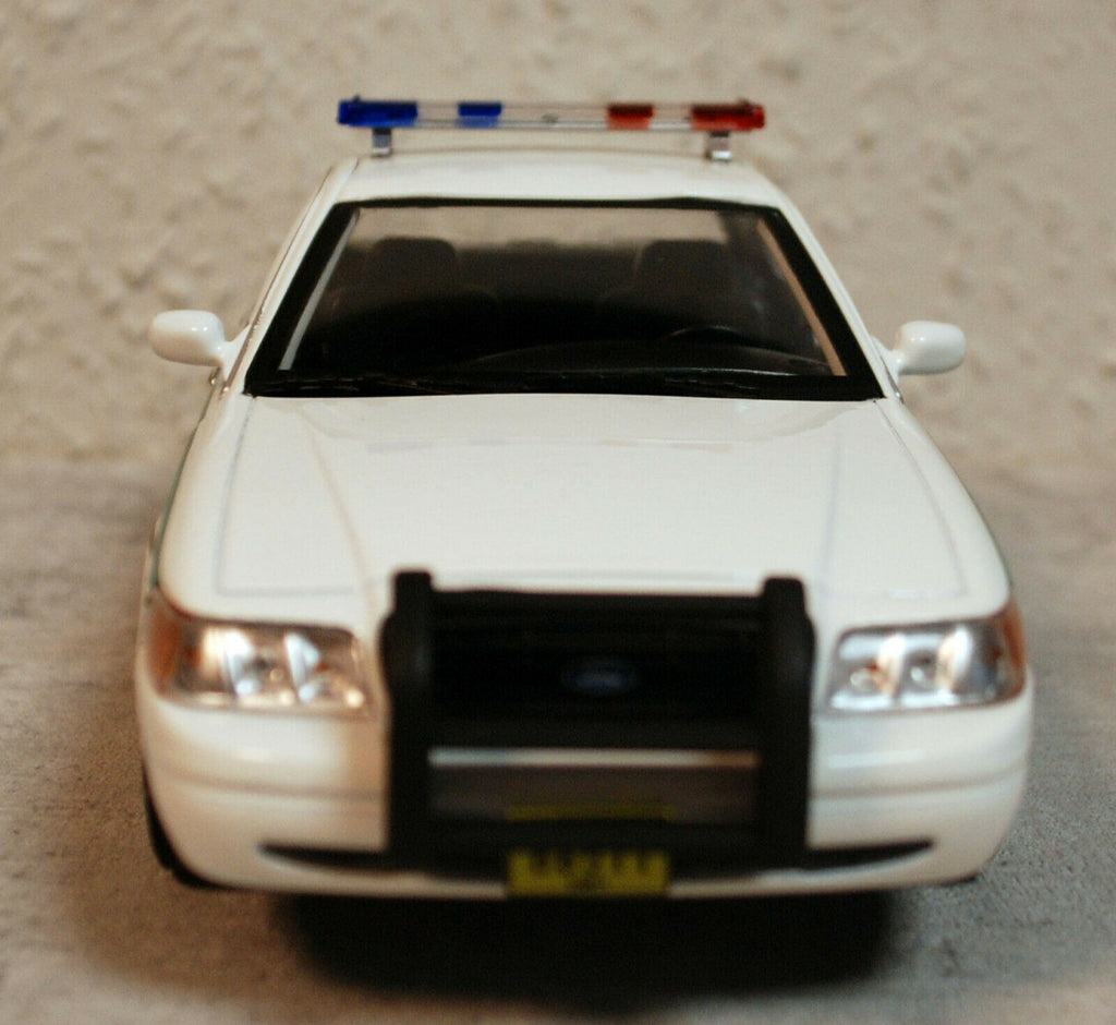 Greenlight 84133 2001 Ford Crown Victoria Dexter Miami Metro Police 1:24