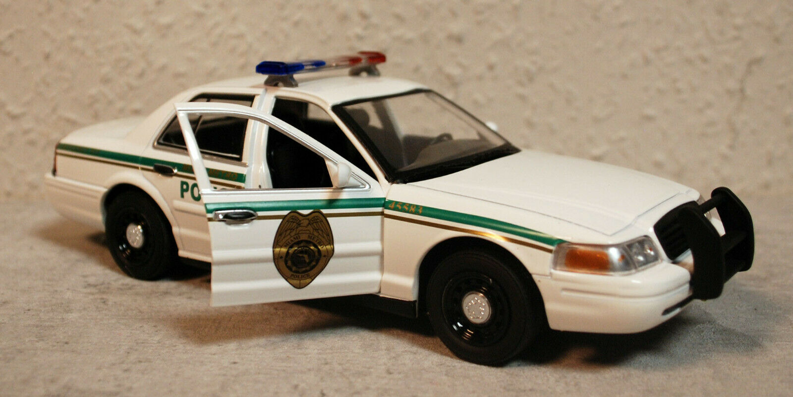 Greenlight 84133 2001 Ford Crown Victoria Dexter Miami Metro Police 1:24