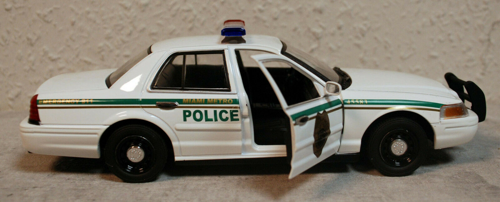 Greenlight 84133 2001 Ford Crown Victoria Dexter Miami Metro Police 1:24