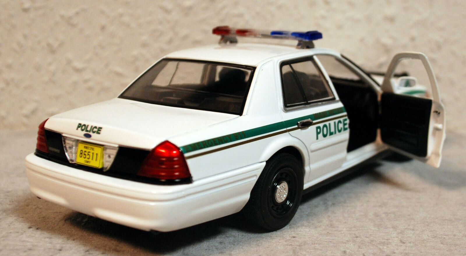 Greenlight 84133 2001 Ford Crown Victoria Dexter Miami Metro Police 1:24