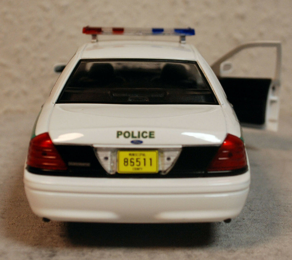Greenlight 84133 2001 Ford Crown Victoria Dexter Miami Metro Police 1:24