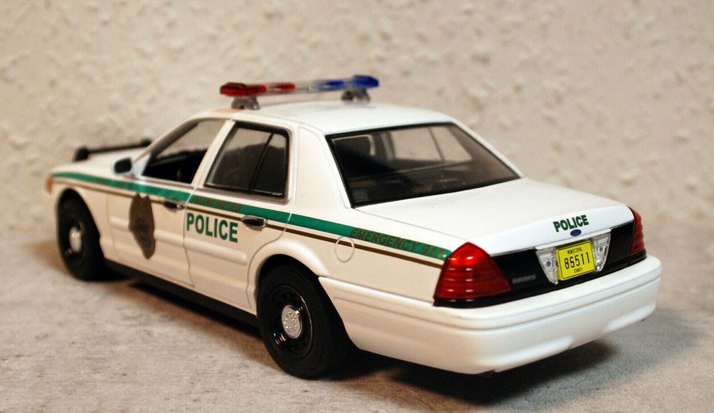 Greenlight 84133 2001 Ford Crown Victoria Dexter Miami Metro Police 1:24