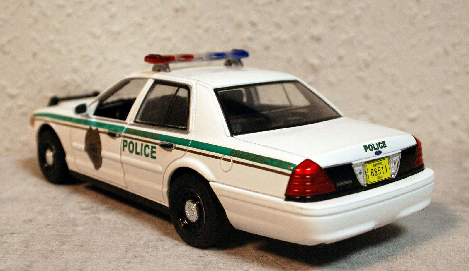Greenlight 84133 2001 Ford Crown Victoria Dexter Miami Metro Police 1:24