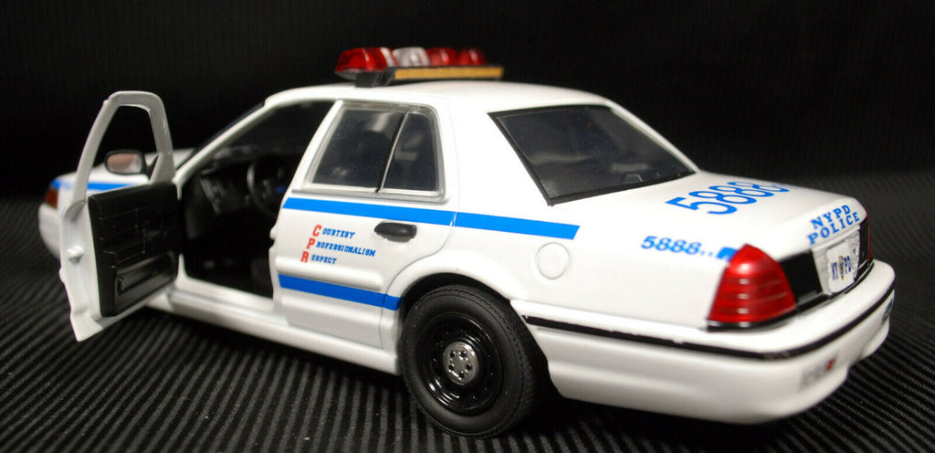 2011 Ford Crown Vic. NYPD 1:24 Green Light 85513