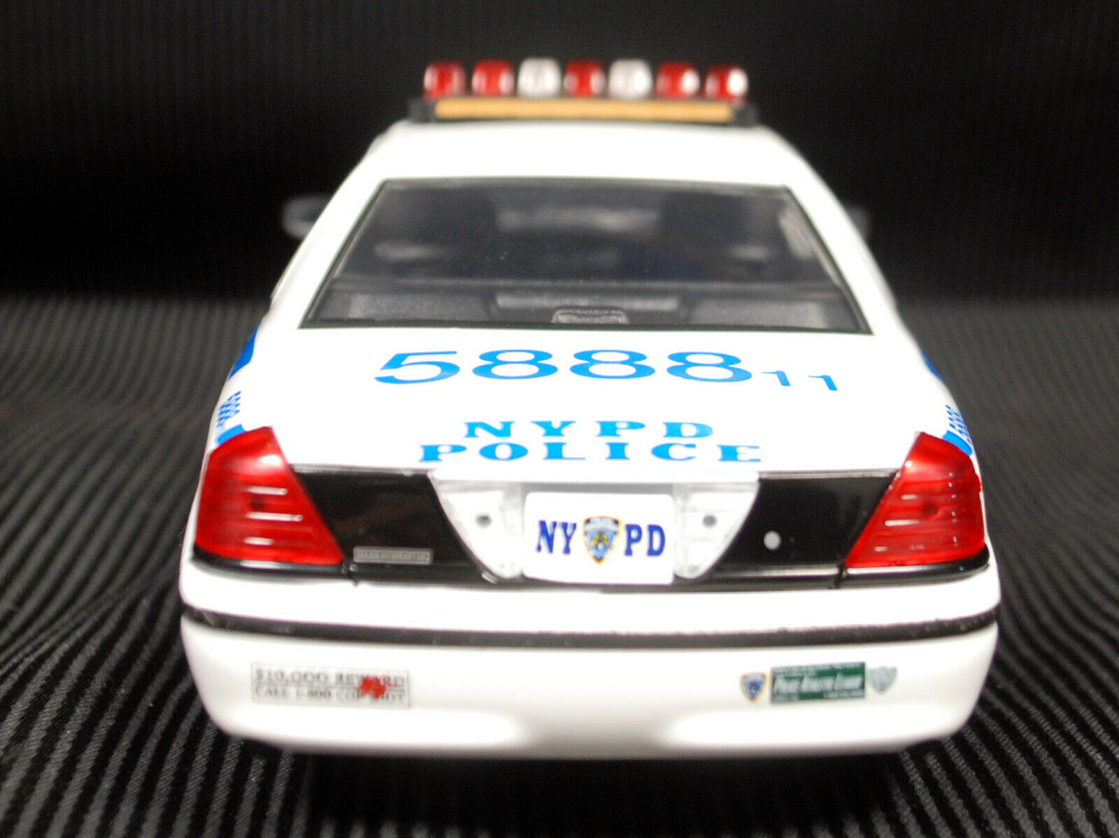 2011 Ford Crown Vic. NYPD 1:24 Green Light 85513