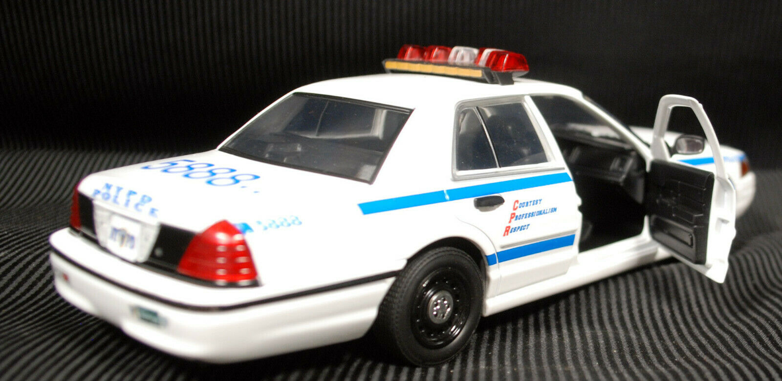 2011 Ford Crown Vic. NYPD 1:24 Green Light 85513