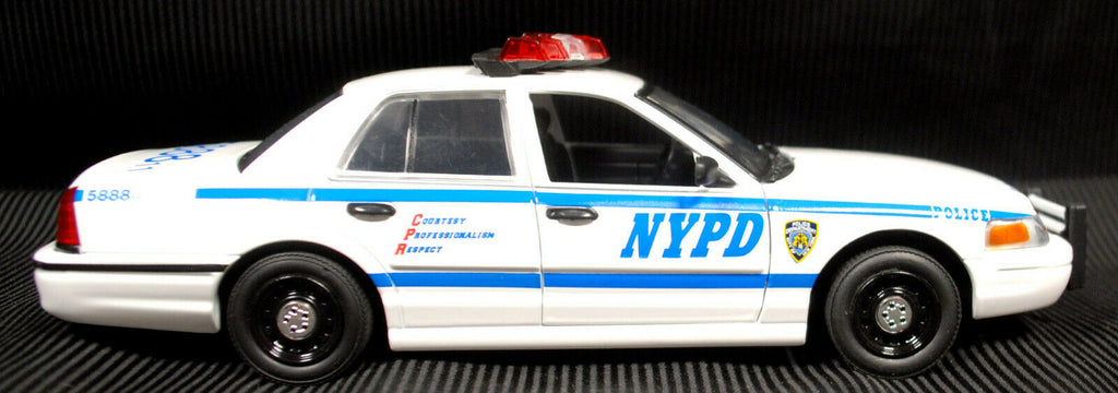 2011 Ford Crown Vic. NYPD 1:24 Green Light 85513