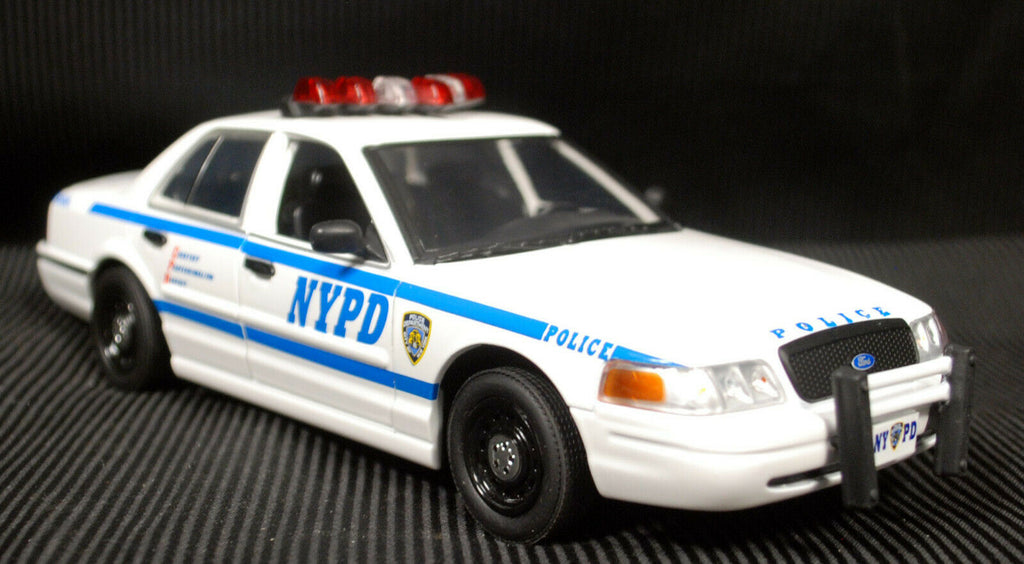 2011 Ford Crown Vic. NYPD 1:24 Green Light 85513