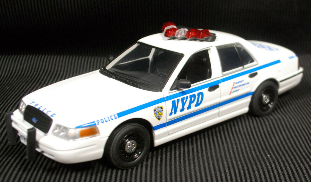 2011 Ford Crown Vic. NYPD 1:24 Green Light 85513