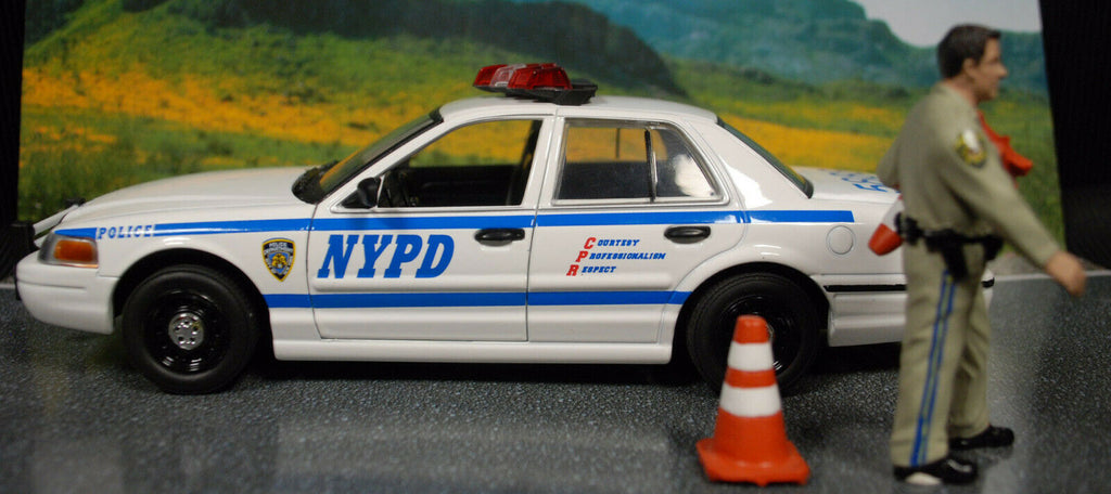 2011 Ford Crown Vic. NYPD 1:24 Green Light 85513