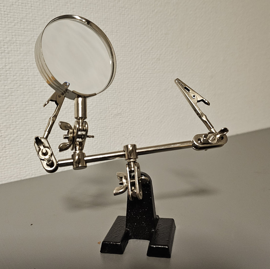Helping Hand - die helfende Hand mit Standfuß und Lupe