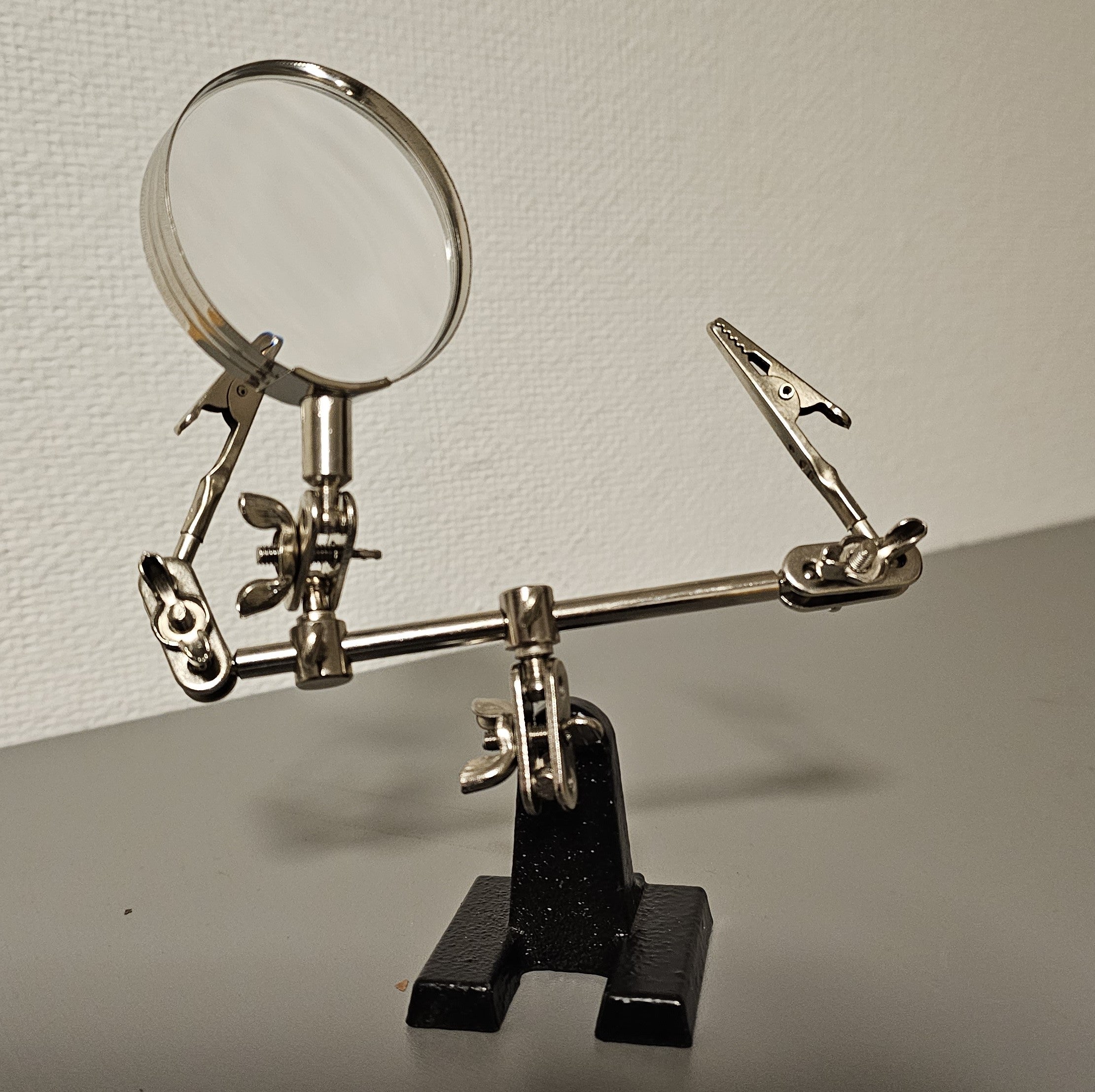 Helping Hand - die helfende Hand mit Standfuß und Lupe