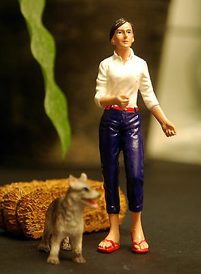 23928 American Diorama spazierengehende Frau & Hund 1:24