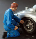 77496 American Diorama Werkstatt Team Mechanic Tony inflating tire, 1:24