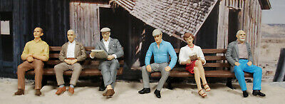 Set 331503 Pola 6 Sitzende Figuren handbemalt & 2 Parkbänke 1:24 1:22,5