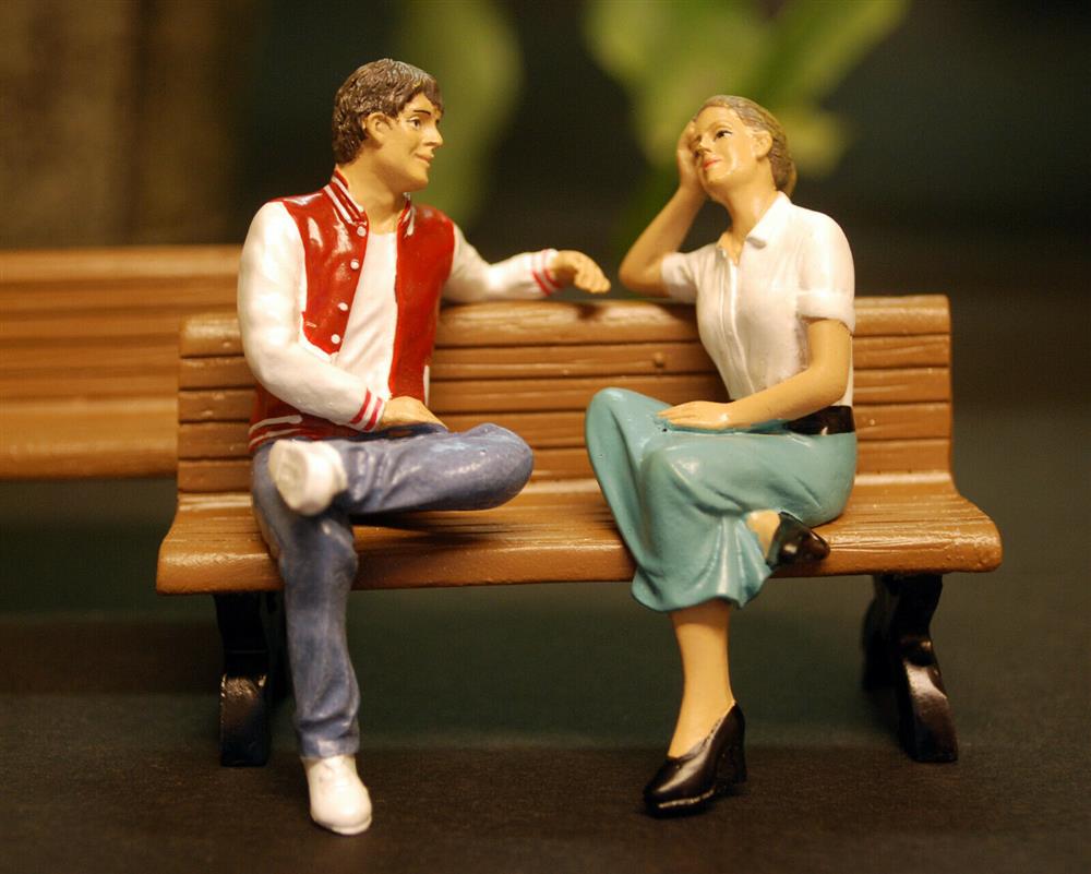 23925 B American Diorama Sitting Lovers Adam & Kristan Set 1:24