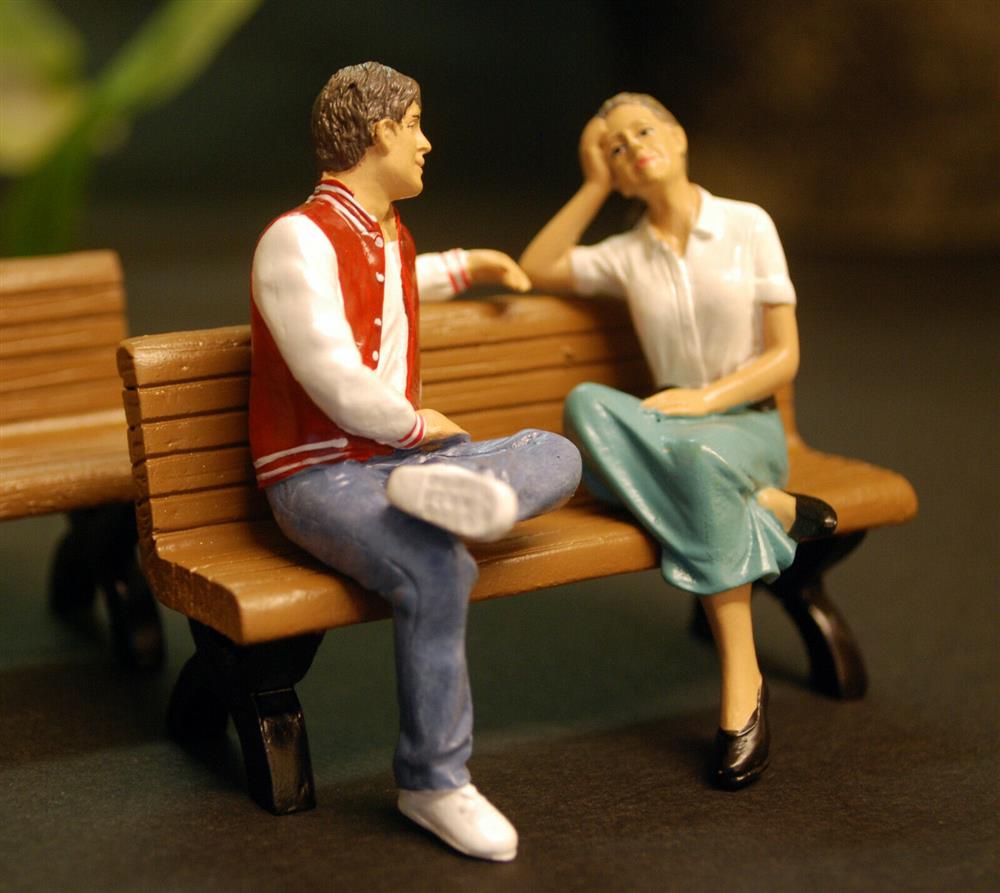 23925 B American Diorama Sitting Lovers Adam & Kristan Set 1:24