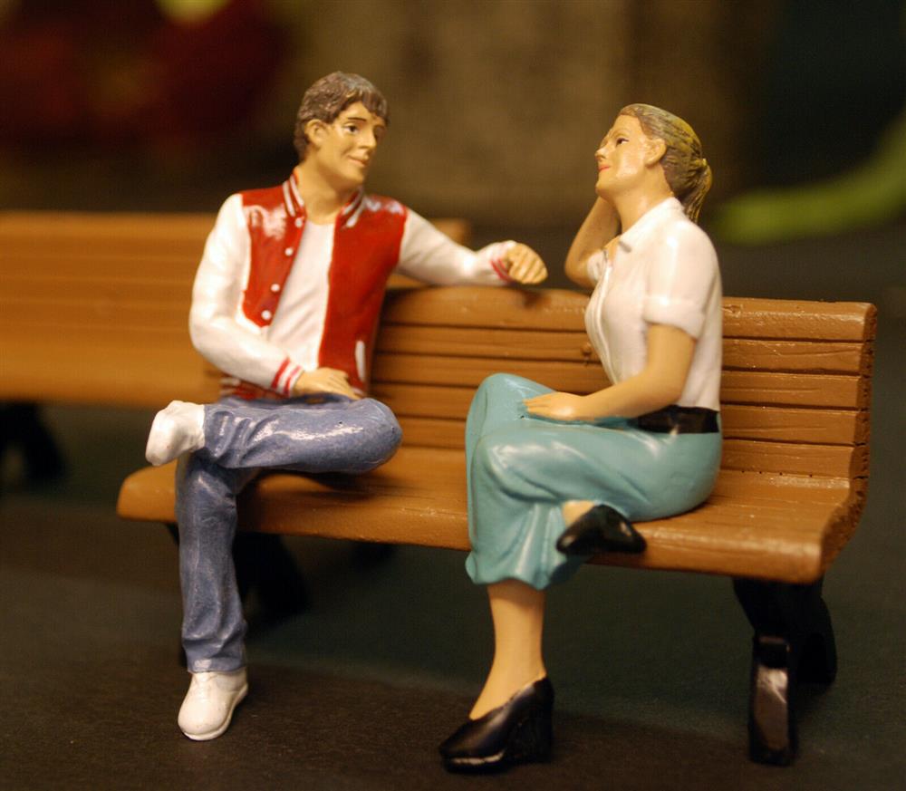 23925 B American Diorama Sitting Lovers Adam & Kristan Set 1:24
