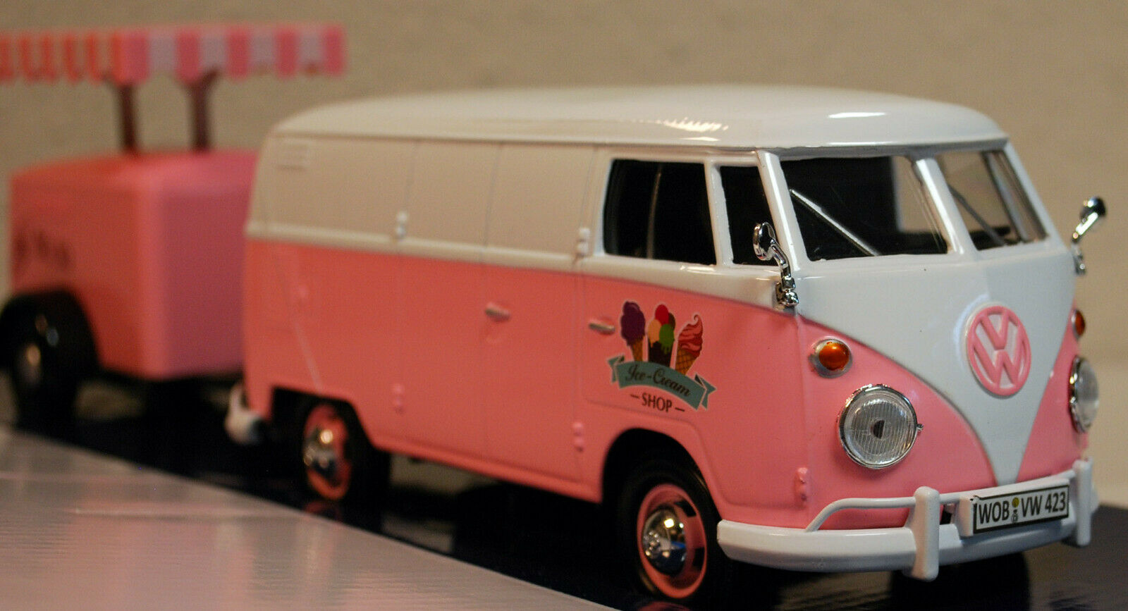 1959 Volkswagen VW T 1 Bulli Eiswagen m. Anhänger 1:24 Motor Max 79672