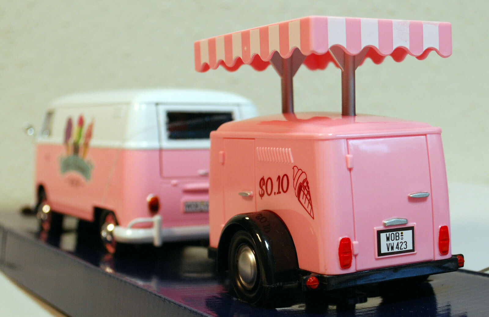 1959 Volkswagen VW T 1 Bulli Eiswagen m. Anhänger 1:24 Motor Max 79672