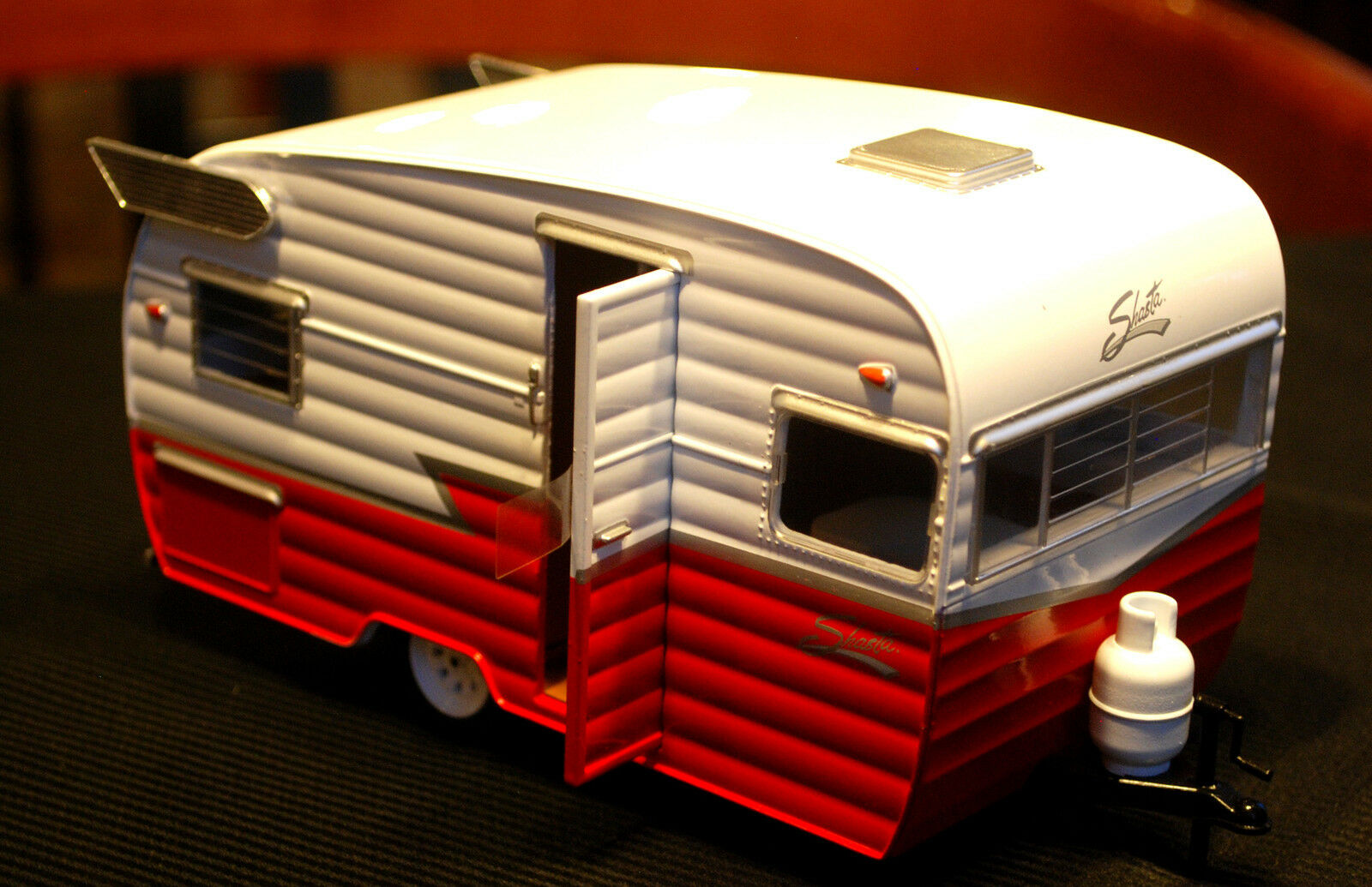 1961 Shasta Airflyte 15`Camping Trailer Camping Anhänger 1:24, Green Light 18225